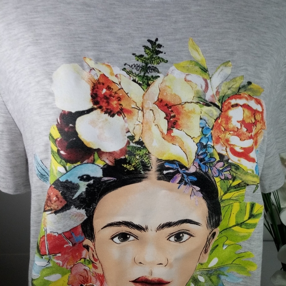 🍓$12 Frida Kahlo Hawaiian Graphic Tee NEW Juniors - Picture 7 of 13